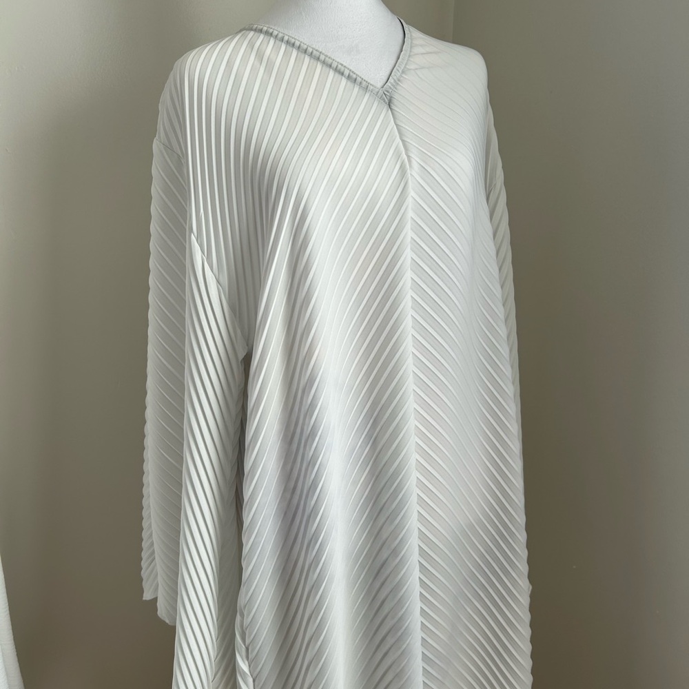 Elegant White Pleated Abaya